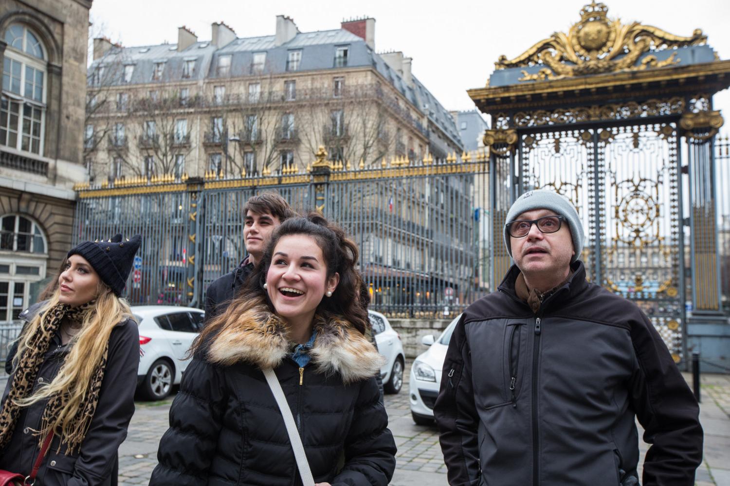 <a href='http://h0e.rivercitysessions.com'>全球十大赌钱排行app</a> French Professor Pascal Rollet leads students on a study tour in Paris.